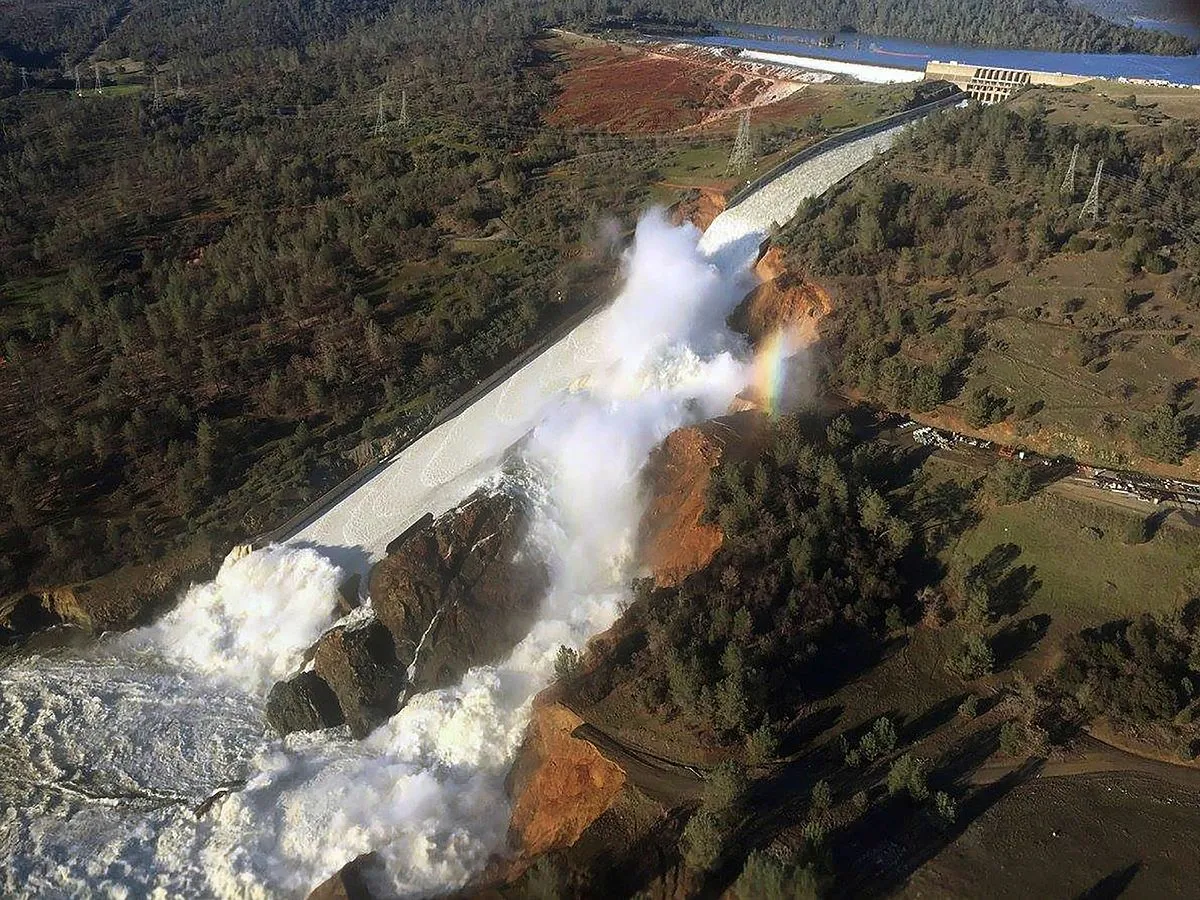 View of the eroded overflow spillway of California’s Oroville Dam on February 11, 2017. The large gully to the right of the main spillway was caused by water flowing through its damaged concrete surface. (Image: William Croyle, California Department of Water Resources)