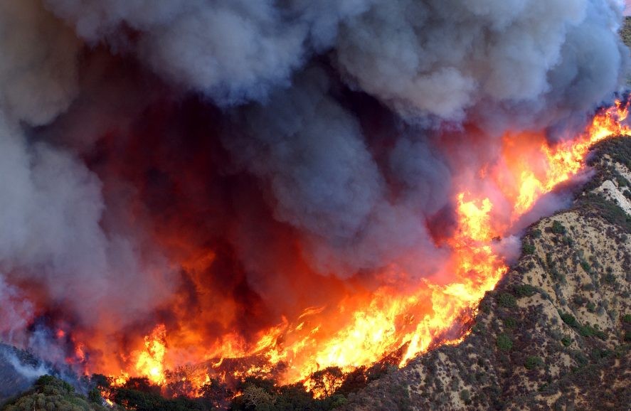 The 2003 Simi Valley Fire ravages a mountainside in Southern California’s Simi Valley. (Image: U.S. Air Force/Senior Master Sgt. Dennis W. Goff)