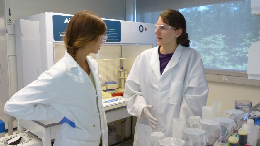 Gwenn Hennon (right), a postdoctoral research scientist at Lamont-Doherty, talks with her summer student Olivia “Liv” Williamson. Hennon grew marine microbes under a range of carbon dioxide levels to examine how they would respond to changing ocean conditions. (Image: Alexandra Bausch)